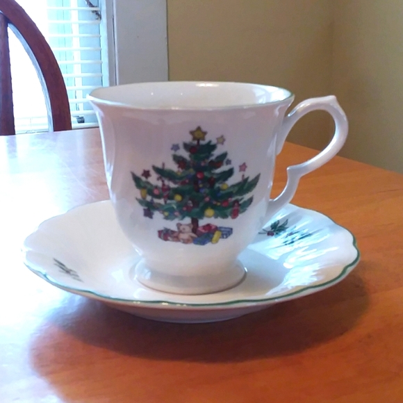 Nikko Happy Holidays 3.5" Cup & Saucers Set of 4 - Picture 3 of 6
